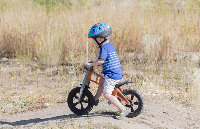 Najważniejsze cechy dobrego rowerka dziecięcego – wybór pierwszego rowerka z pedałami