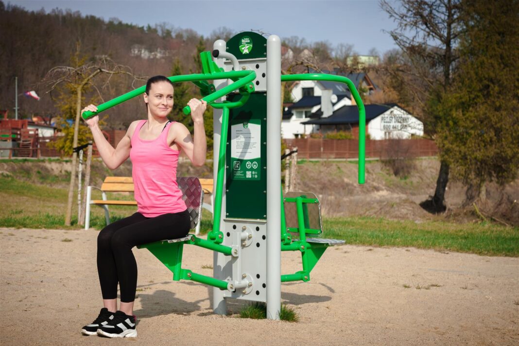 Odkryj zabawy na świeżym powietrzu z piaskownicami, trampolinami i zjeżdżalniami