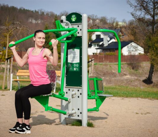 Odkryj zabawy na świeżym powietrzu z piaskownicami, trampolinami i zjeżdżalniami