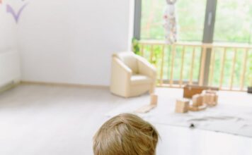 Jak tablice manipulacyjne wspierają rozwój dziecka